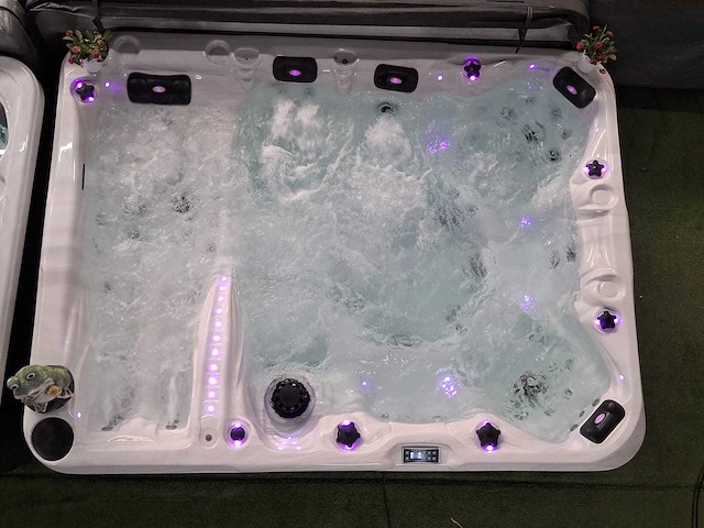 Balboa 7 persoons jacuzzi en buitenspa - afbeelding 4 van  4