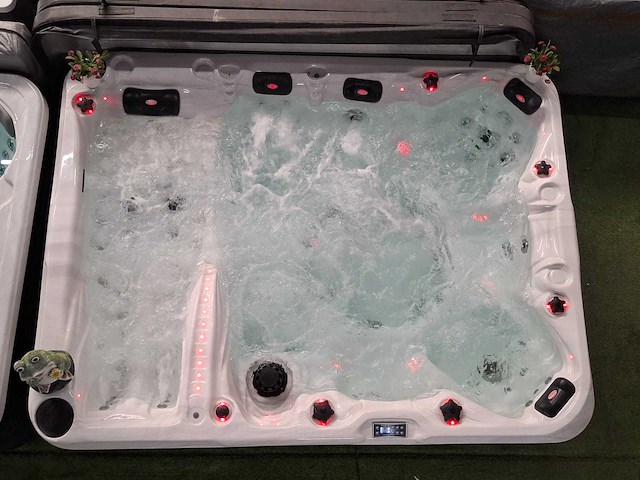Balboa 7 persoons jacuzzi en buitenspa - afbeelding 2 van  5