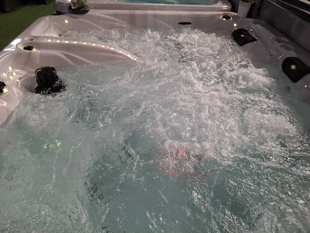 Balboa 7 persoons jacuzzi en buitenspa - afbeelding 3 van  5