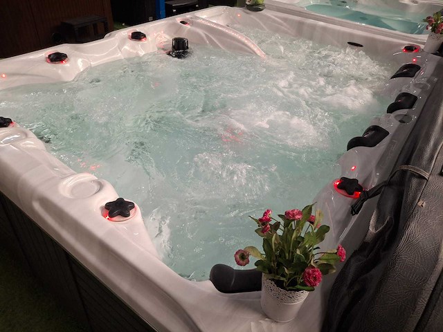 Balboa 7 persoons jacuzzi en buitenspa - afbeelding 17 van  25