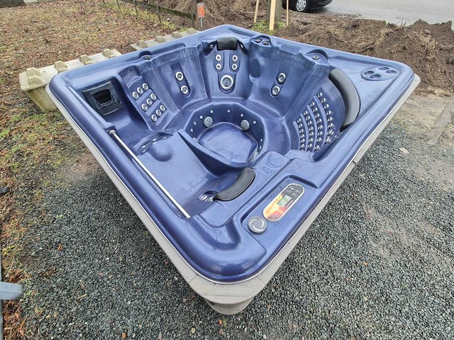 Balboa 7 persoons jacuzzi en buitenspa - afbeelding 13 van  13