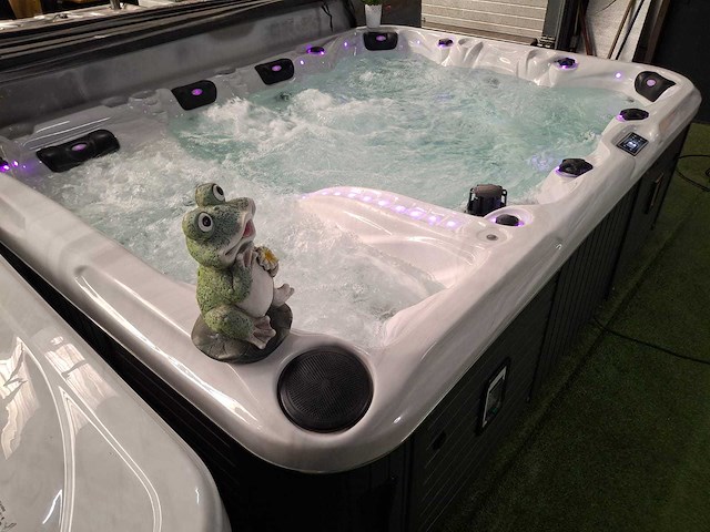 Balboa 7 persoons jacuzzi en buitenspa - afbeelding 24 van  24