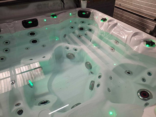 Balboa 7 persoons jacuzzi en buitenspa - afbeelding 25 van  25