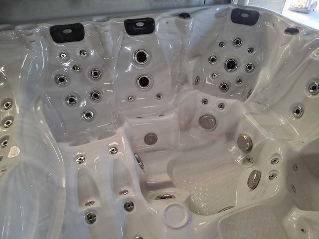 Balboa 7 persoons jacuzzi en buitenspa - afbeelding 17 van  25