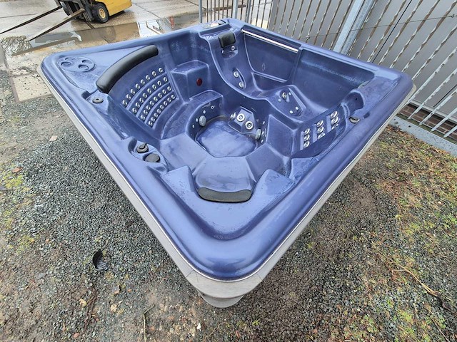 Balboa 7 persoons jacuzzi en buitenspa - afbeelding 8 van  8