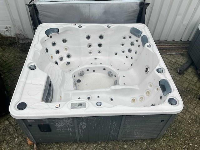 Balboa jacuzzi - afbeelding 1 van  8