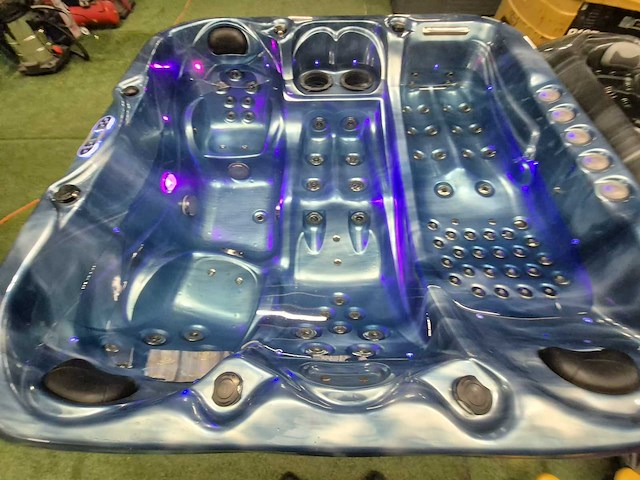 Balboa spa 4 persoons jacuzzi en buitenspa - afbeelding 6 van  13