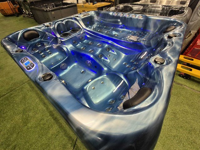 Balboa spa 4 persoons jacuzzi en buitenspa - afbeelding 3 van  11