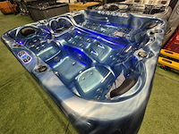 Balboa spa 4 persoons jacuzzi en buitenspa - afbeelding 1 van  8