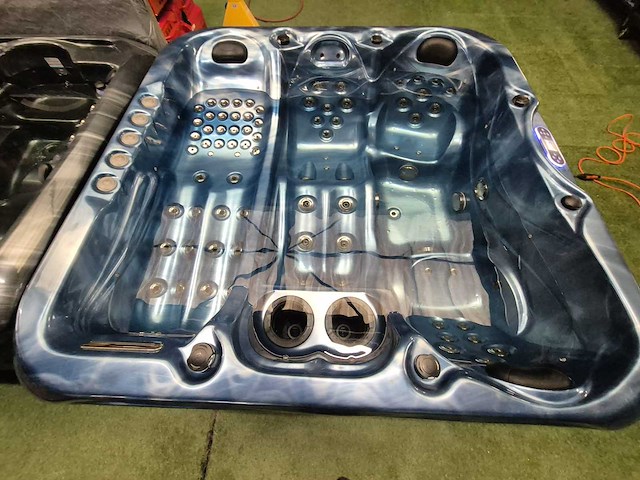 Balboa spa 4 persoons jacuzzi en buitenspa - afbeelding 2 van  8