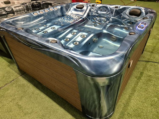 Balboa spa 4 persoons jacuzzi en buitenspa - afbeelding 8 van  8
