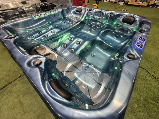 Balboa spa 4 persoons jacuzzi en buitenspa - afbeelding 9 van  13
