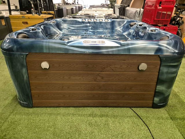 Balboa spa 4 persoons jacuzzi en buitenspa - afbeelding 2 van  2
