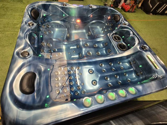 Balboa spa 4 persoons jacuzzi en buitenspa - afbeelding 1 van  15