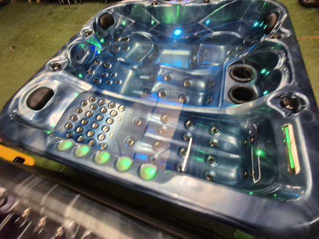 Balboa spa 4 persoons jacuzzi en buitenspa - afbeelding 5 van  15