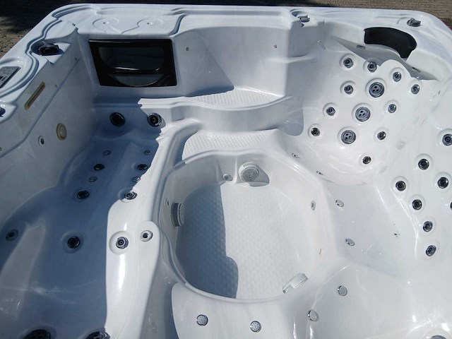 Balboa spa 6 persoons jacuzzi en buitenspa - afbeelding 3 van  34