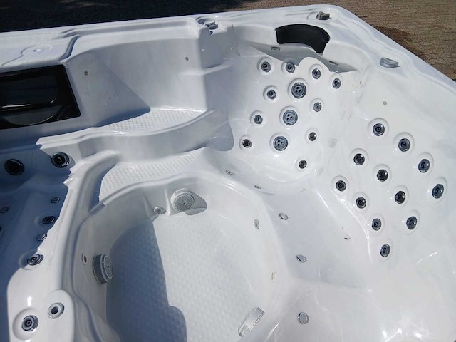 Balboa spa 6 persoons jacuzzi en buitenspa - afbeelding 4 van  34