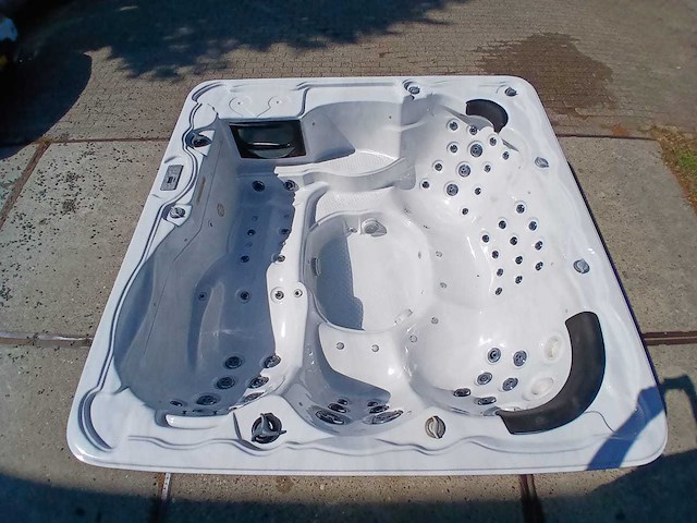 Balboa spa 6 persoons jacuzzi en buitenspa - afbeelding 12 van  34