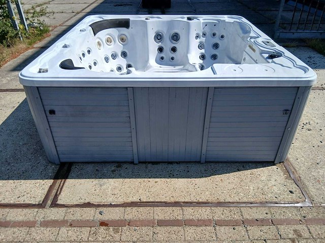 Balboa spa 6 persoons jacuzzi en buitenspa - afbeelding 26 van  34