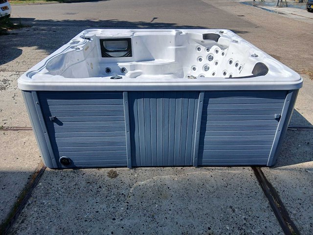 Balboa spa 6 persoons jacuzzi en buitenspa - afbeelding 28 van  34