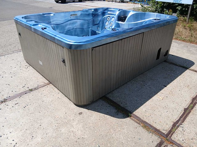 Balboa spa 6 persoons jacuzzi en buitenspa - afbeelding 24 van  26