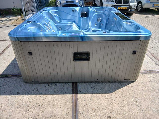 Balboa spa 6 persoons jacuzzi en buitenspa - afbeelding 25 van  26
