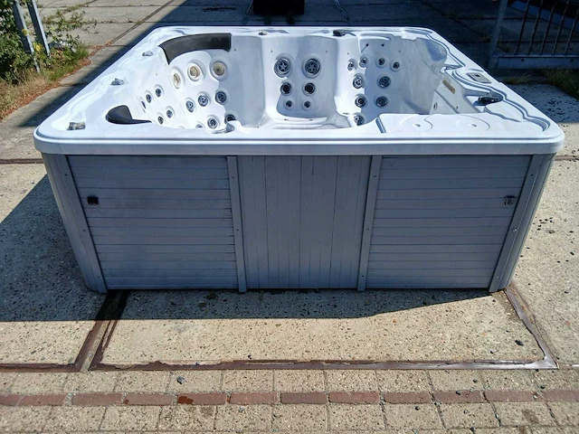 Balboa spa 6 persoons jacuzzi en buitenspa - afbeelding 26 van  34