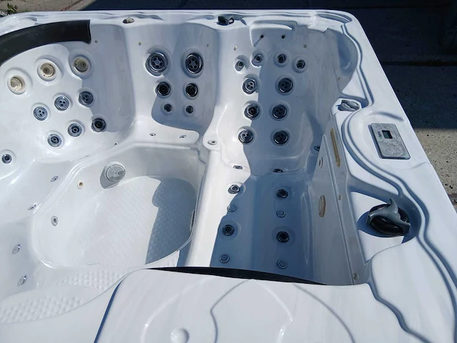 Balboa spa 6 persoons jacuzzi en buitenspa - afbeelding 13 van  27