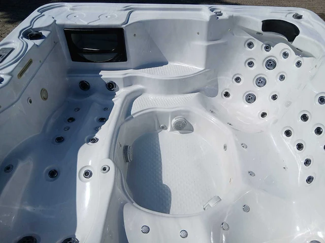 Balboa spa 6 persoons jacuzzi en buitenspa - afbeelding 25 van  34