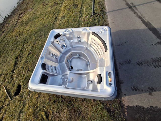 Balboa spa 7 persoons jacuzzi en buitenspa - afbeelding 1 van  3