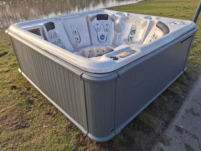 Balboa spa 7 persoons jacuzzi en buitenspa - afbeelding 3 van  3