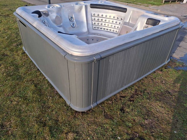Balboa spa 7 persoons jacuzzi en buitenspa - afbeelding 1 van  6