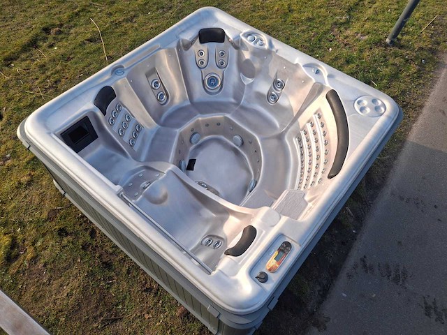 Balboa spa 7 persoons jacuzzi en buitenspa - afbeelding 2 van  4
