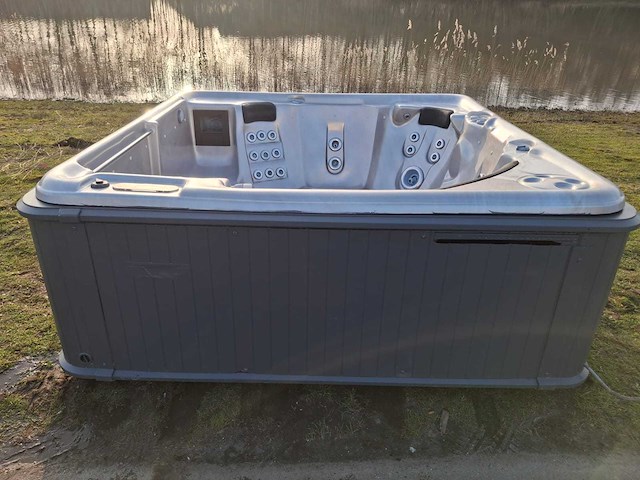 Balboa spa 7 persoons jacuzzi en buitenspa - afbeelding 32 van  34