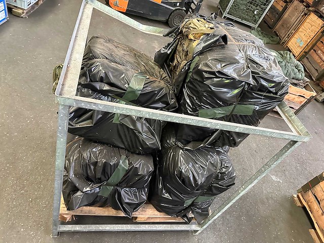 Balen legerkleding - afbeelding 3 van  5