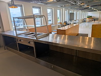 Balie met warmhoudbakken en vitrine
