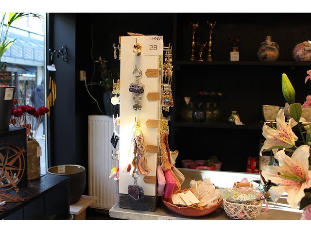 Baliecarrousel en twee bakken met diverse hangers, bedels, portemonneetjes etc. - afbeelding 1 van  4