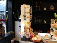 Baliecarrousel en twee bakken met diverse hangers, bedels, portemonneetjes etc. - afbeelding 1 van  4