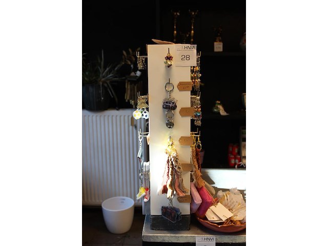 Baliecarrousel en twee bakken met diverse hangers, bedels, portemonneetjes etc. - afbeelding 2 van  4