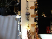 Baliecarrousel en twee bakken met diverse hangers, bedels, portemonneetjes etc. - afbeelding 2 van  4