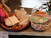 Baliecarrousel en twee bakken met diverse hangers, bedels, portemonneetjes etc. - afbeelding 3 van  4