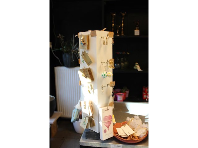 Baliecarrousel en twee bakken met diverse hangers, bedels, portemonneetjes etc. - afbeelding 4 van  4