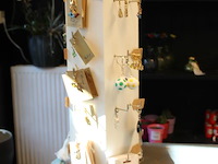 Baliecarrousel en twee bakken met diverse hangers, bedels, portemonneetjes etc. - afbeelding 4 van  4