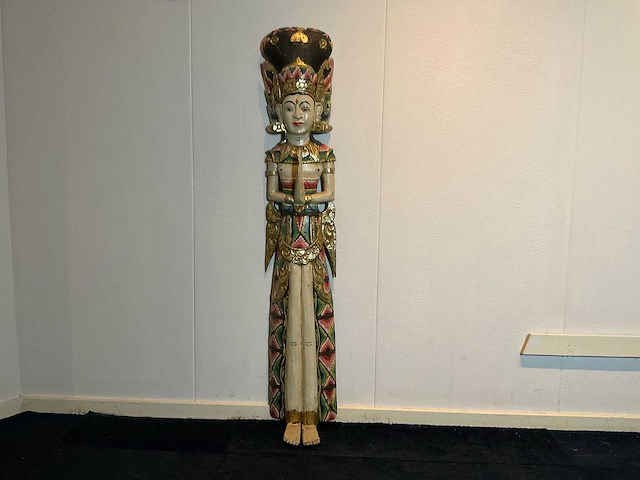 Balinees handgesneden gepolychromeerd beeld van een tempelwachter - afbeelding 2 van  4