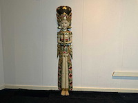 Balinees handgesneden gepolychromeerd beeld van een tempelwachter - afbeelding 2 van  4