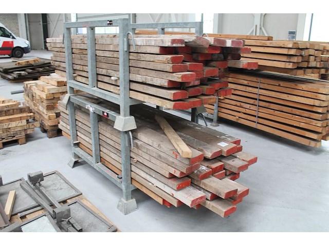Balkhout 50 x 150 mm op twee bokken. - afbeelding 1 van  4