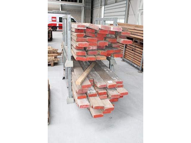 Balkhout 50 x 150 mm op twee bokken. - afbeelding 2 van  4
