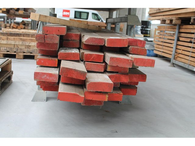Balkhout 50 x 150 mm op twee bokken. - afbeelding 3 van  4