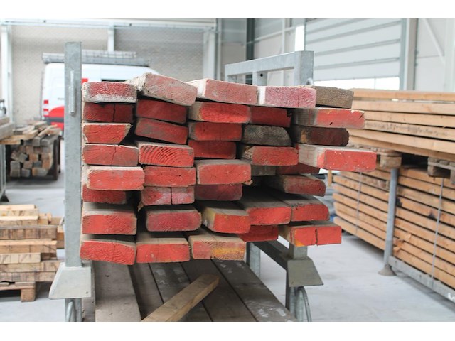 Balkhout 50 x 150 mm op twee bokken. - afbeelding 4 van  4