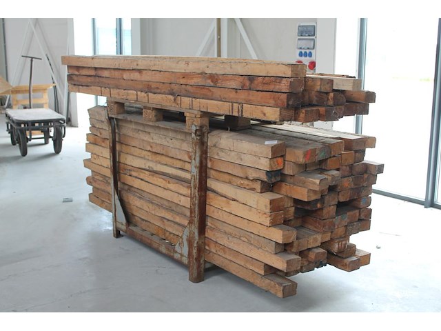 Balkhout in diverse uitvoeringen in bok en op pallet. lengte ca. 2 - 2,5 meter. - afbeelding 1 van  4